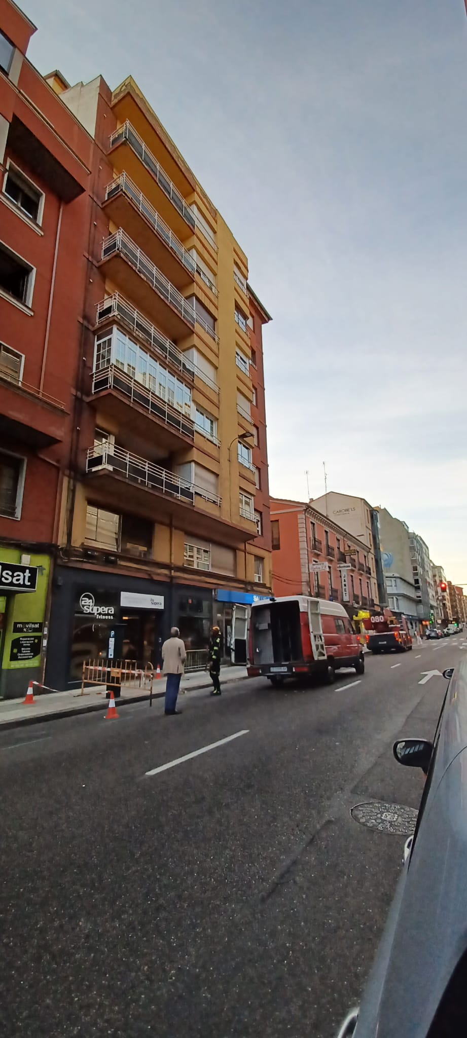 El incidente se ha producido en un balcón encima del gimnasio Supera 24 horas Fitness 