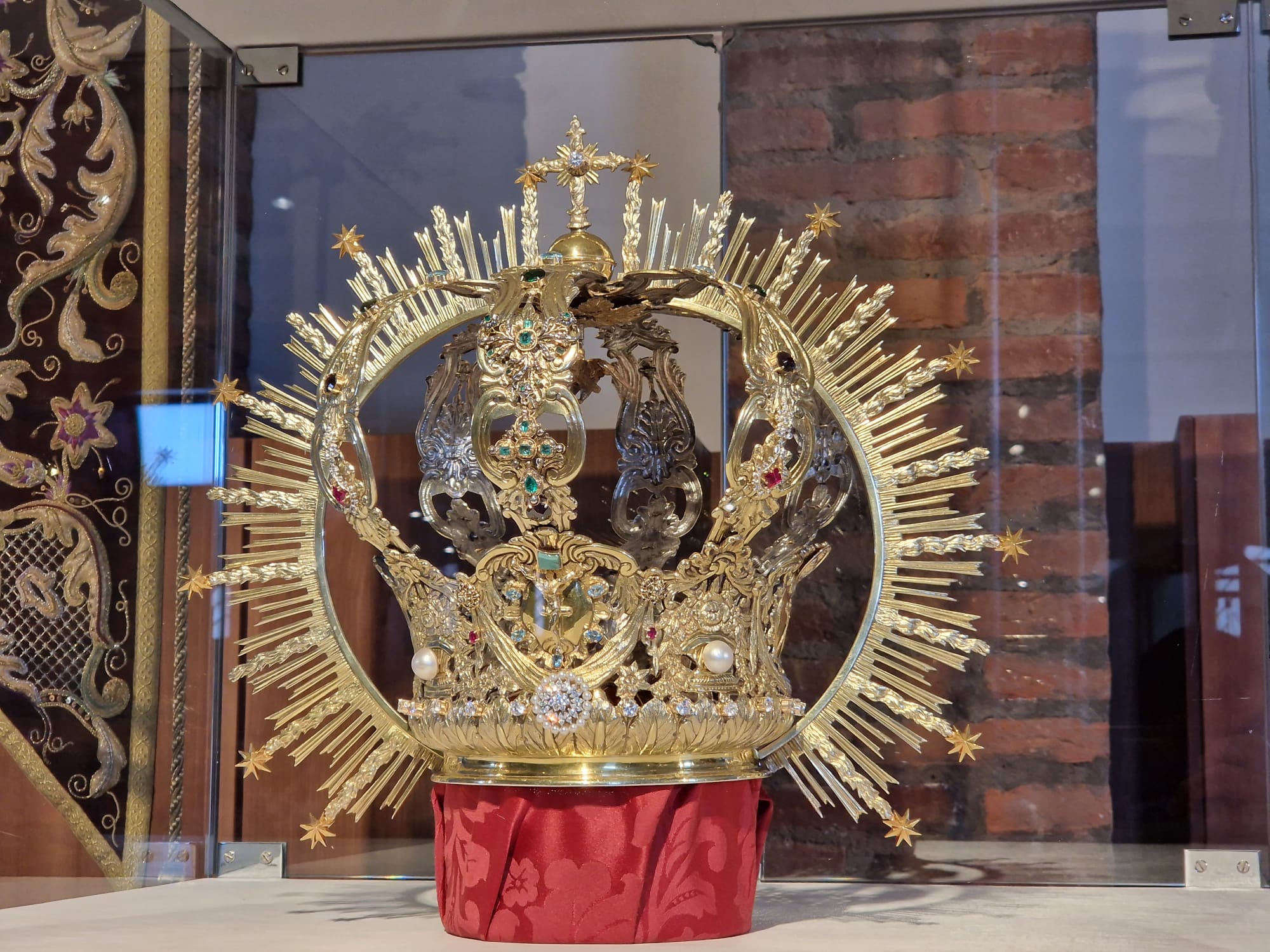 La Corona de plata dorada es del siglo XVIII 