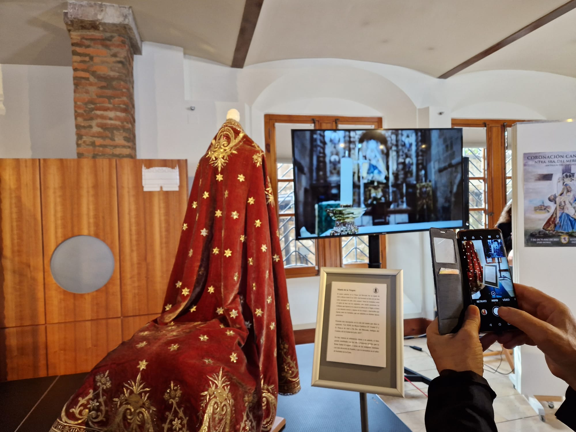 El Ajuar de la Virgen está bordado en hilos de oro fino sobre terciopelo de seda color carmesí