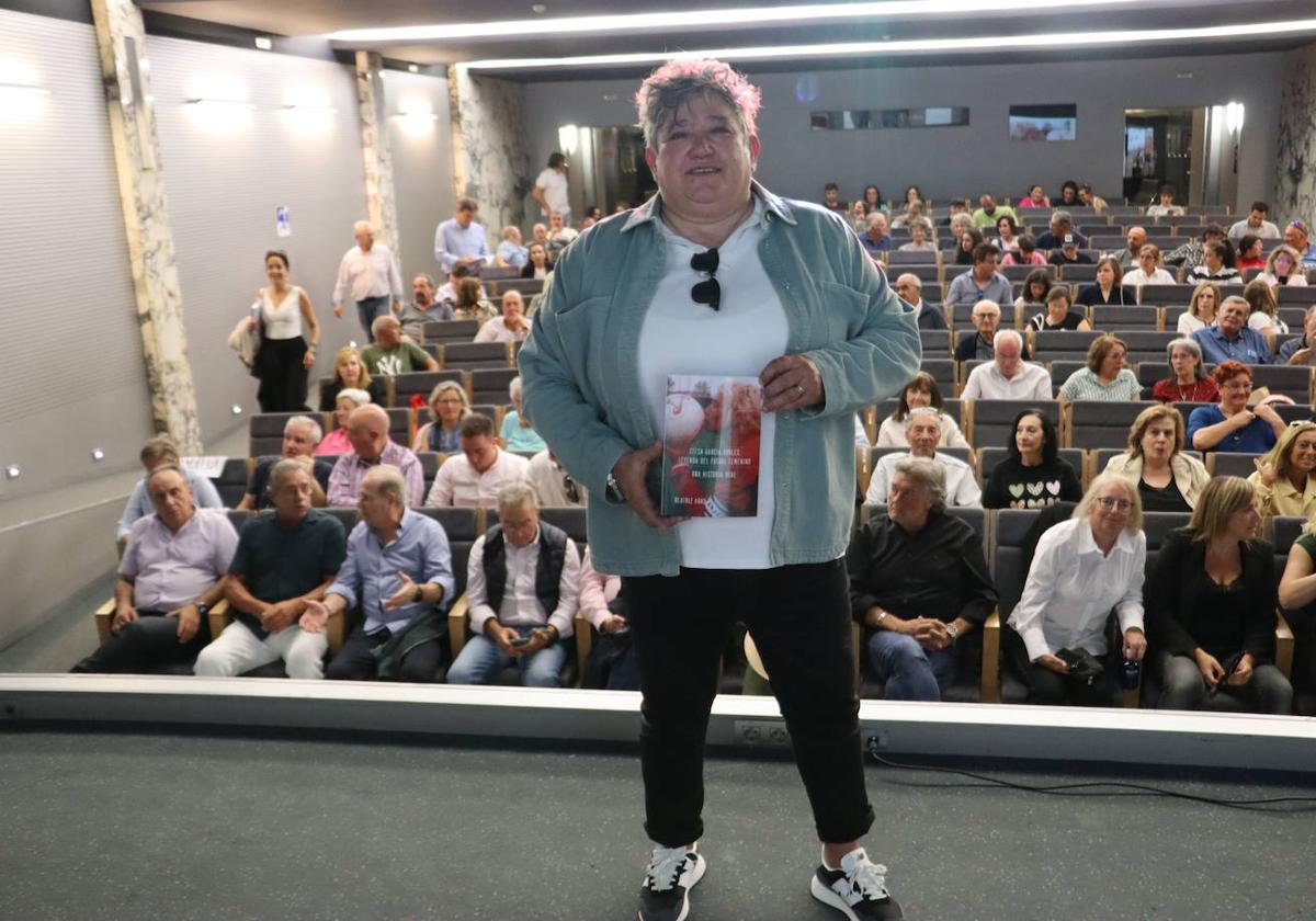 La exjugadora leonesa Celsa García posa con su libro.