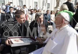 El Papa saluda a Gonzalo G. Cayón y Luis G. Gutierrez.