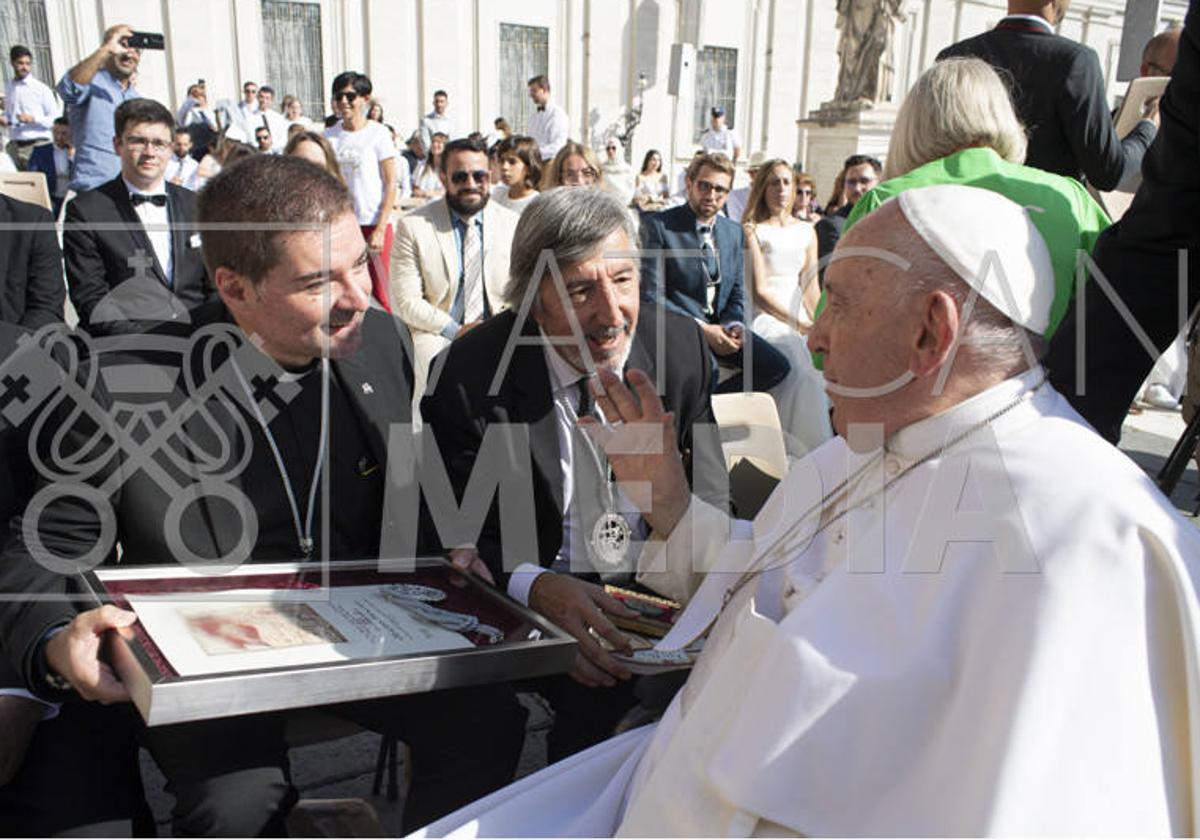 El Papa saluda a Gonzalo G. Cayón y Luis G. Gutierrez.