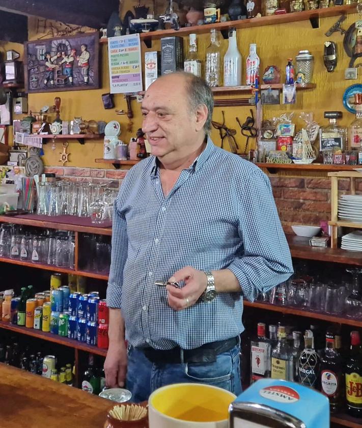 Imagen secundaria 2 - Carlos y su mujer Luisa celebran este viernes la despida con todos sus clientes.