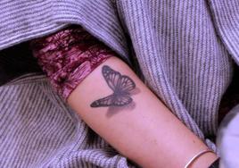 Tatuaje de una mariposa en el brazo de Laura, símbolo en los hospitales de que hay una muerte gestacional, perinatal o neonatal en esa habitación.