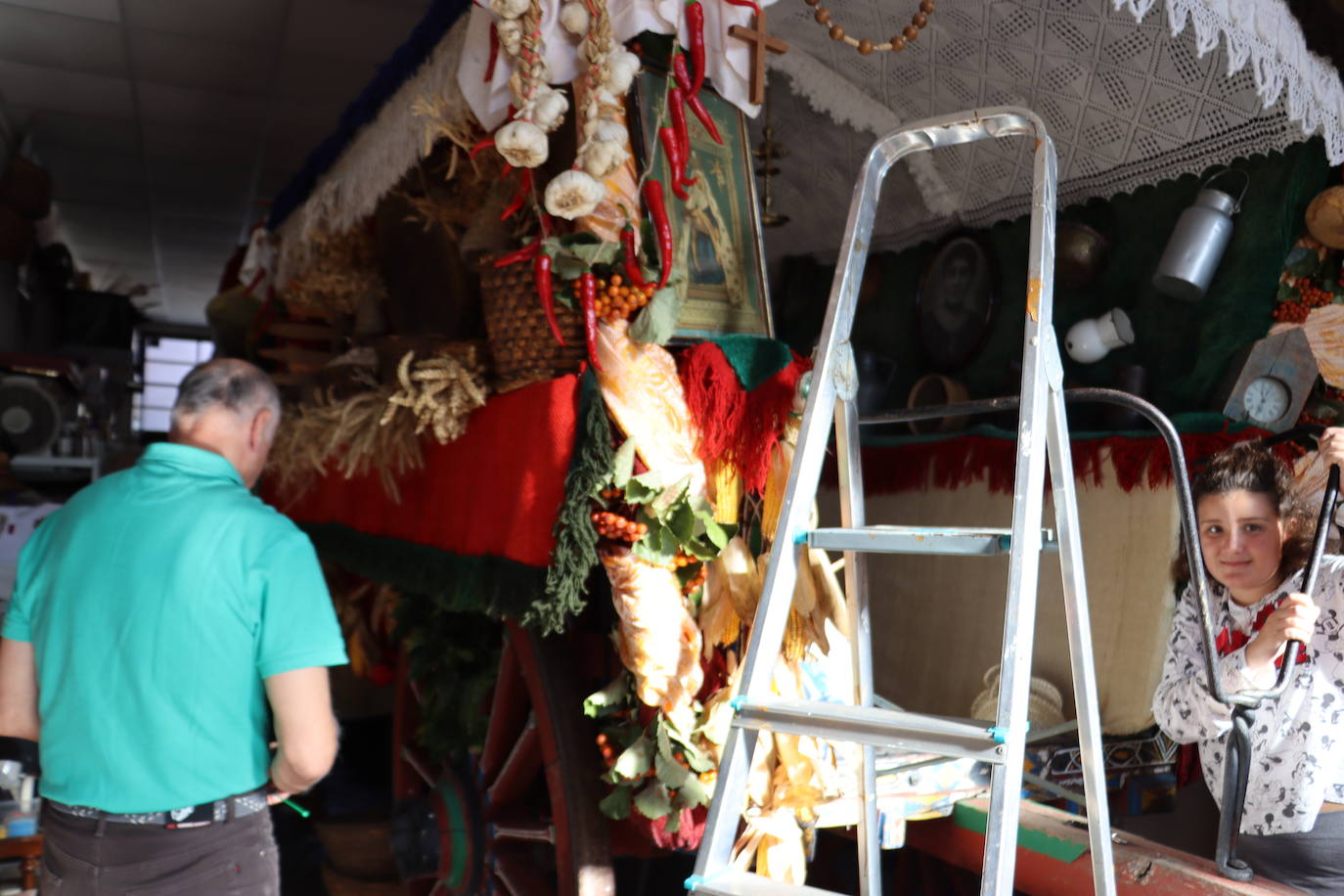 Preparativos para el desfile de carros engalanados