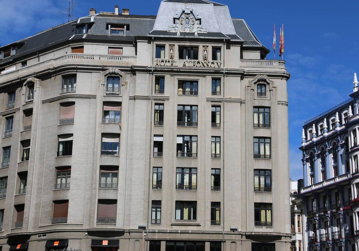 Hotel Alfonso V en la plaza de Santo Domingo de León.