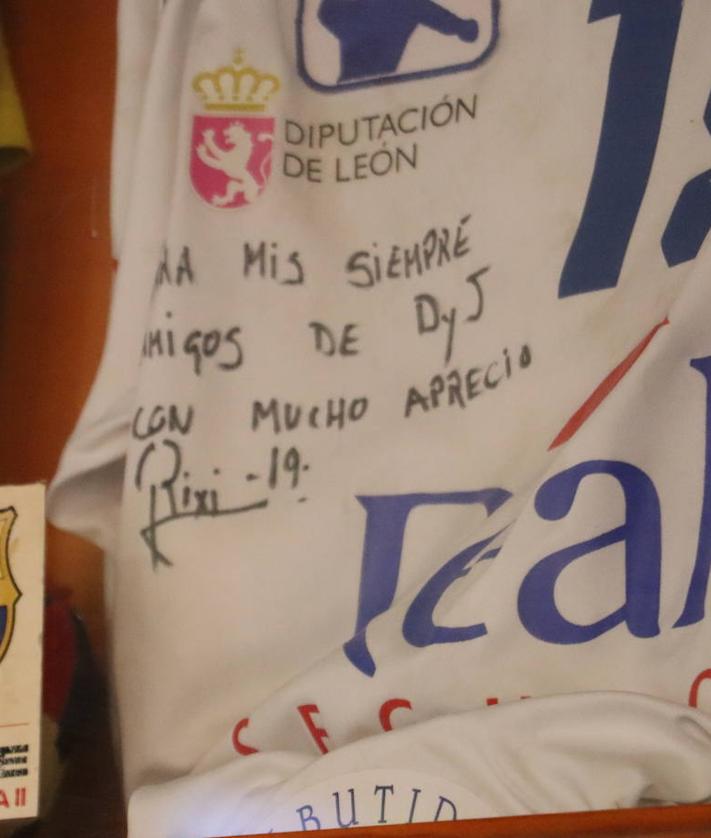 Imagen secundaria 2 - Recuerdos en el 'Dani & Jose' con Manolo Cadenas y camisetas deportivas firmadas.