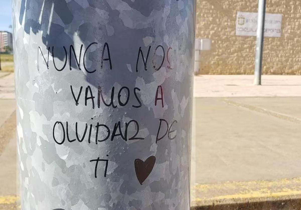 Mensaje de amigos y compañeros en el lugar en el que fue asesinado el joven de Colindres.