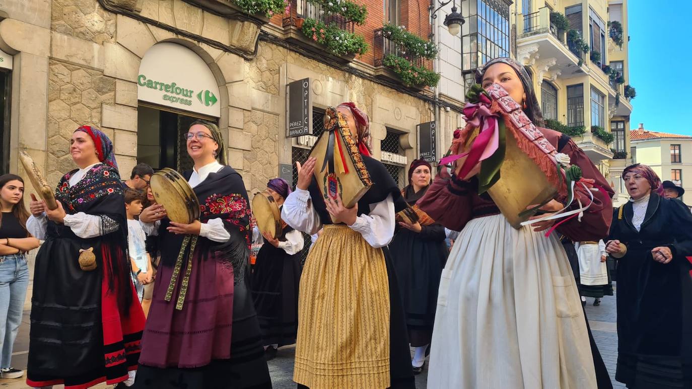 Desfile de pendones en León