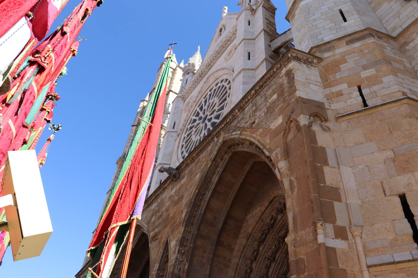 Desfile de pendones en León