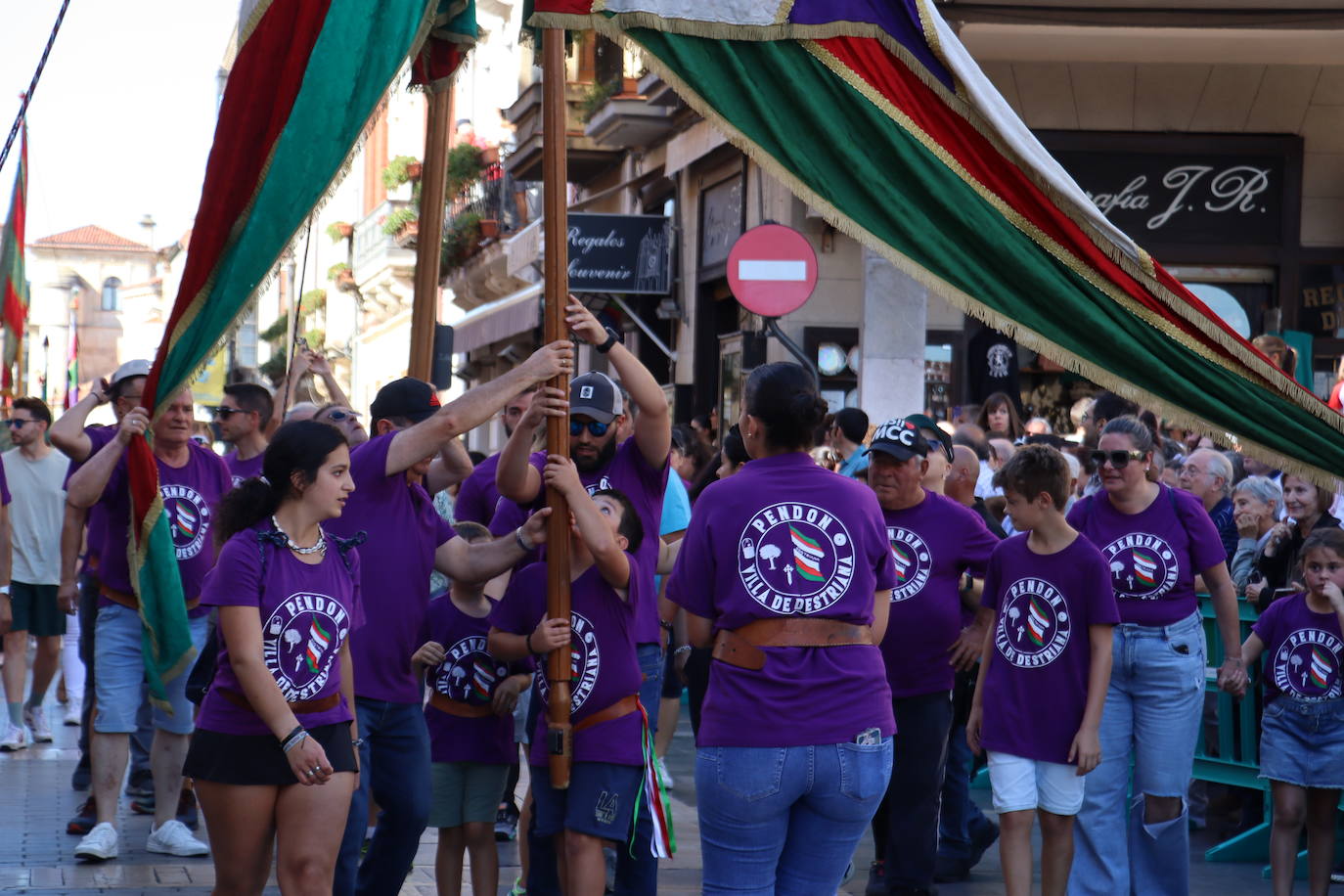 Desfile de pendones en León