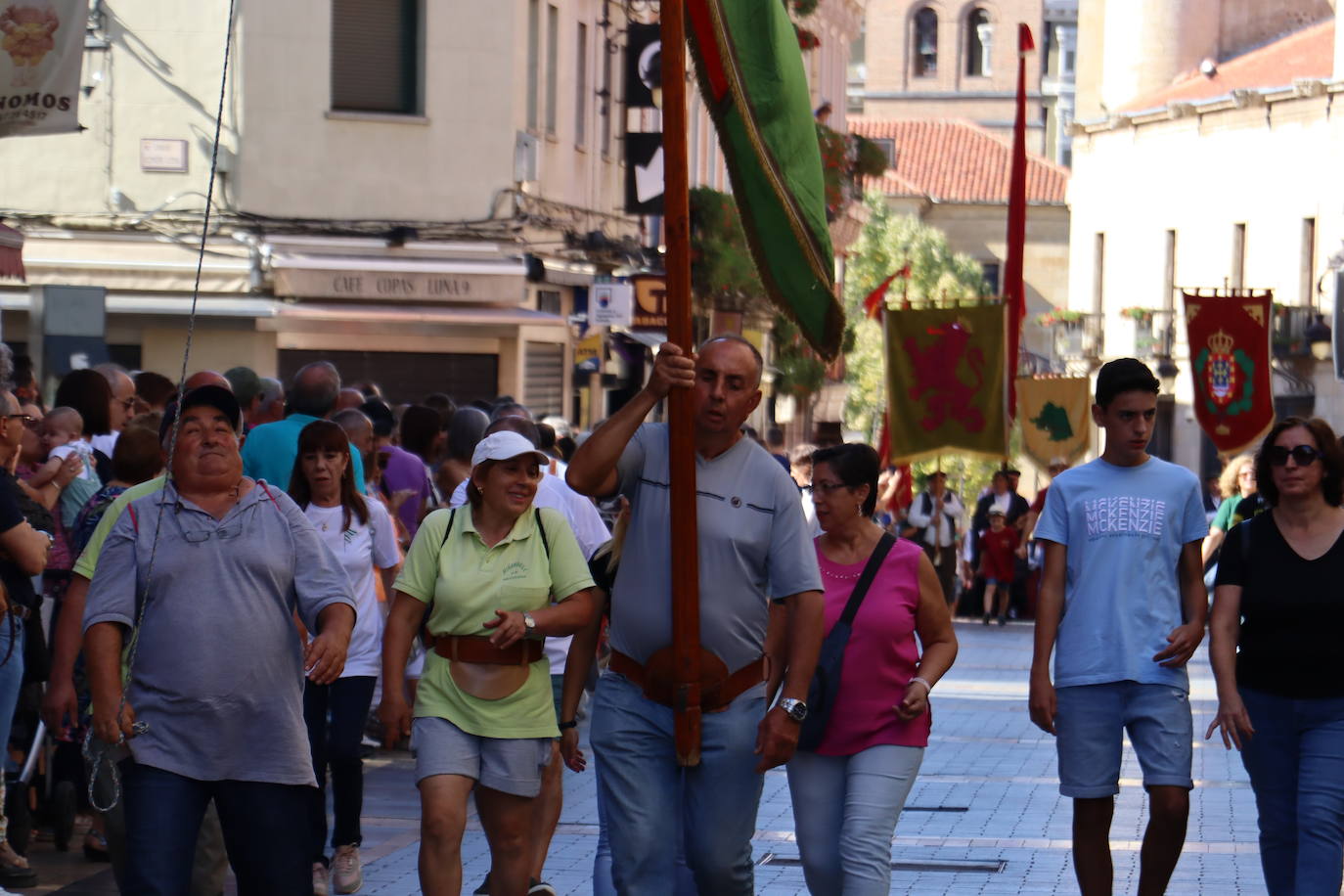 Desfile de pendones en León