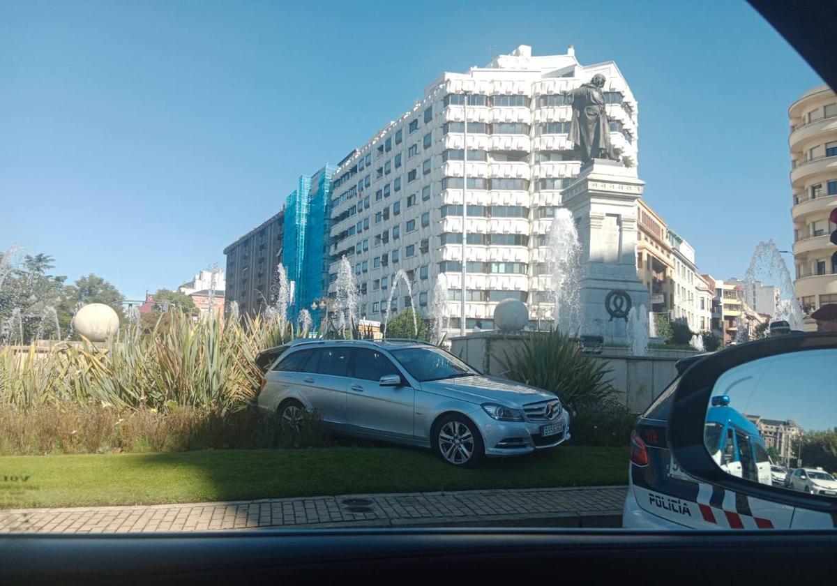 Imagen del coche accidentado en la rotonda de Guzmán el Bueno.