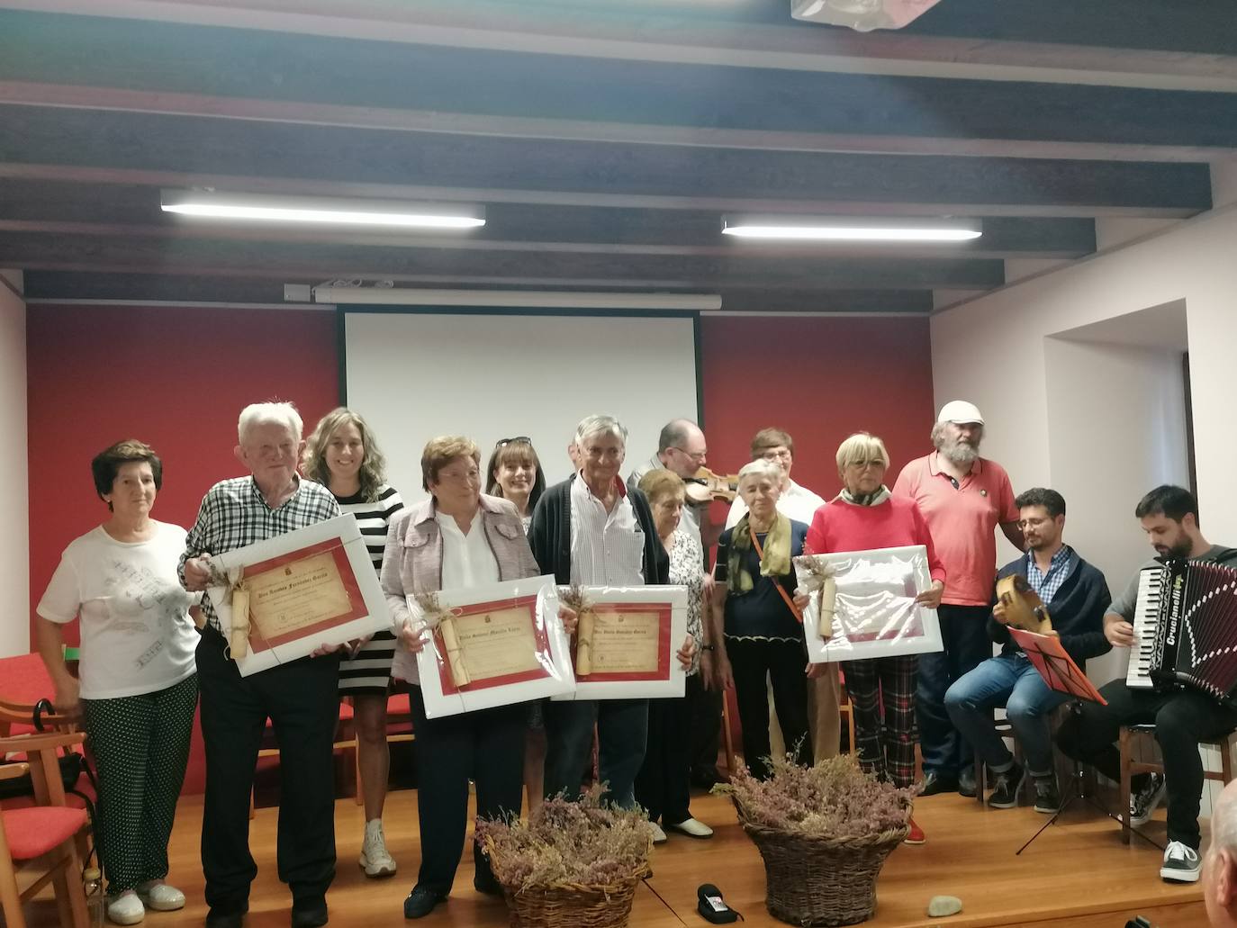 Homenaje a los mayores en Murias de Paredes