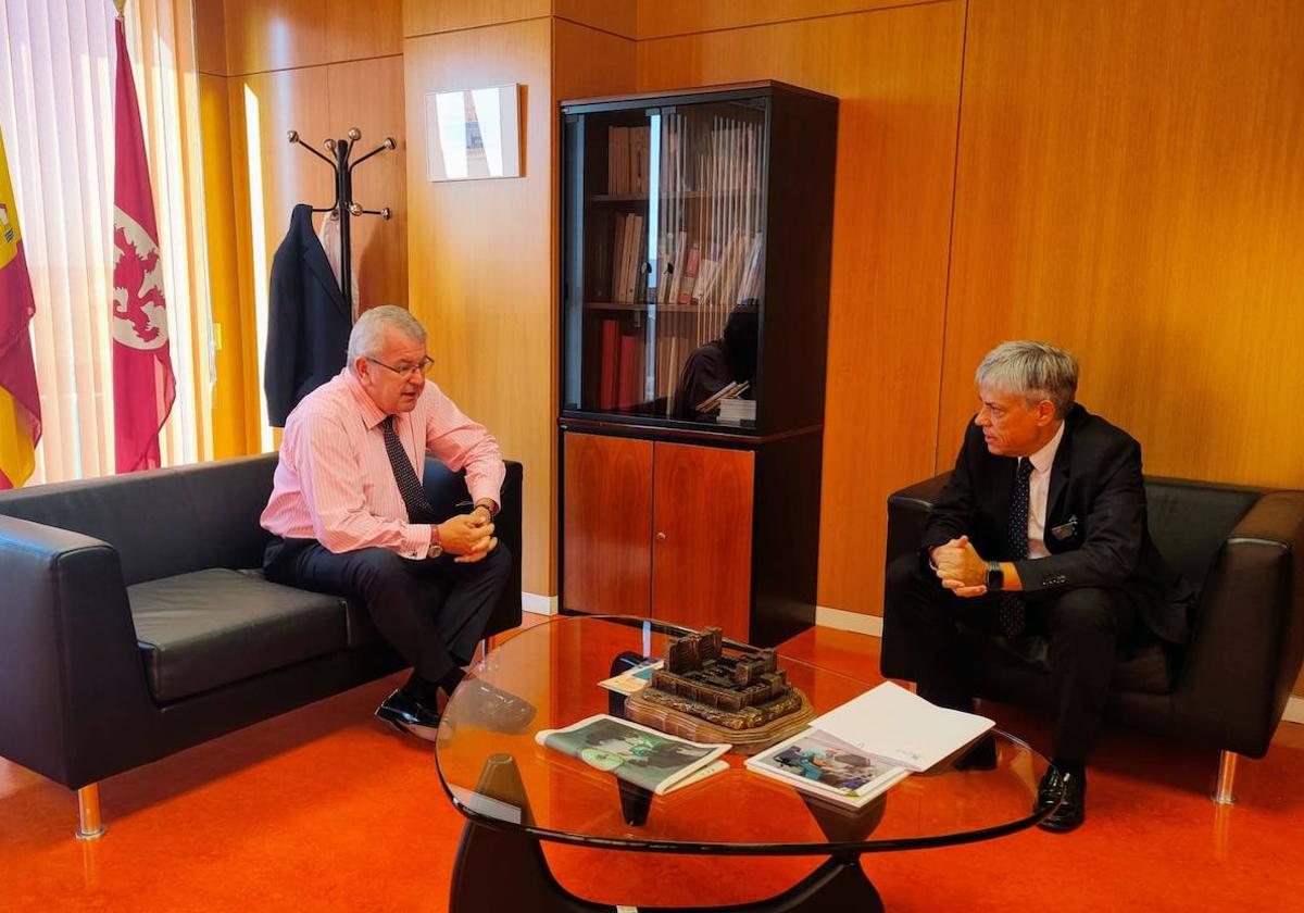 El gerente del Hospital con el delegado de la Junta en León.