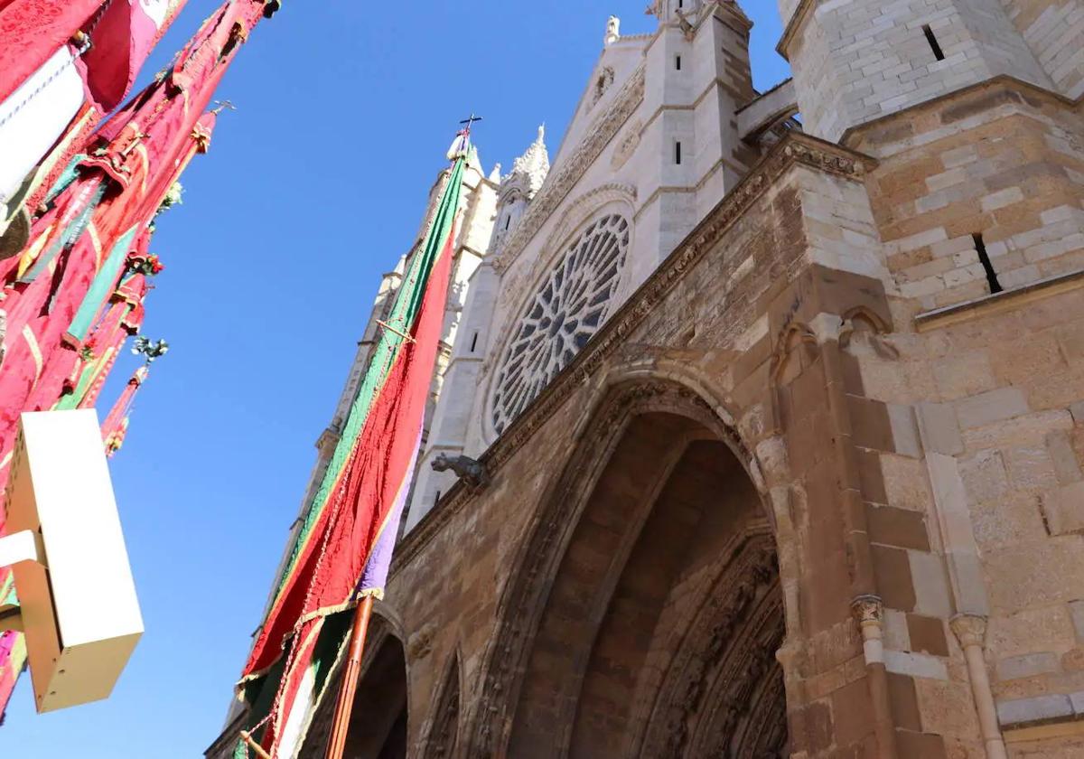 La Catedral de León con los pendones concejiles este pasado fin de semana.