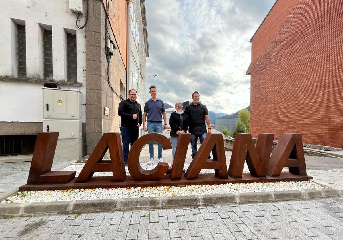 El equipo de la película junto con el alcalde de Villablino.