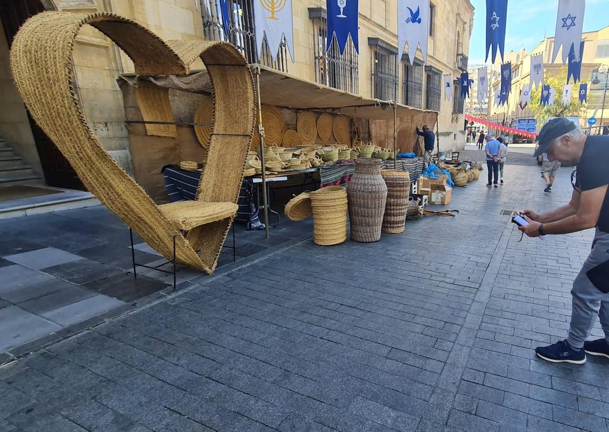 Imagen secundaria 1 - Montaje del mercado de las Tres Culturas en León.