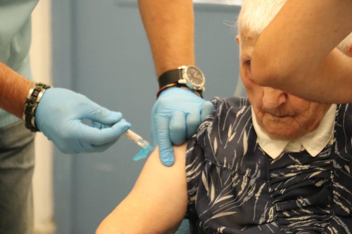 Una residente recibe la vacuna contra la gripe. 