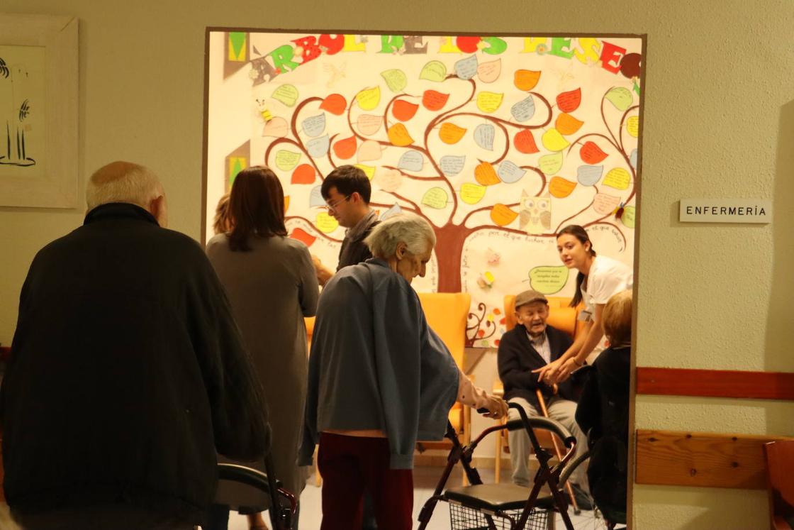 Residentes a la espera de recibir los dos pinchazos. 