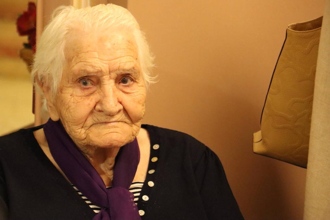 Una residente del centro de mayores de Armunia a la espera de recibir el pinchazo.