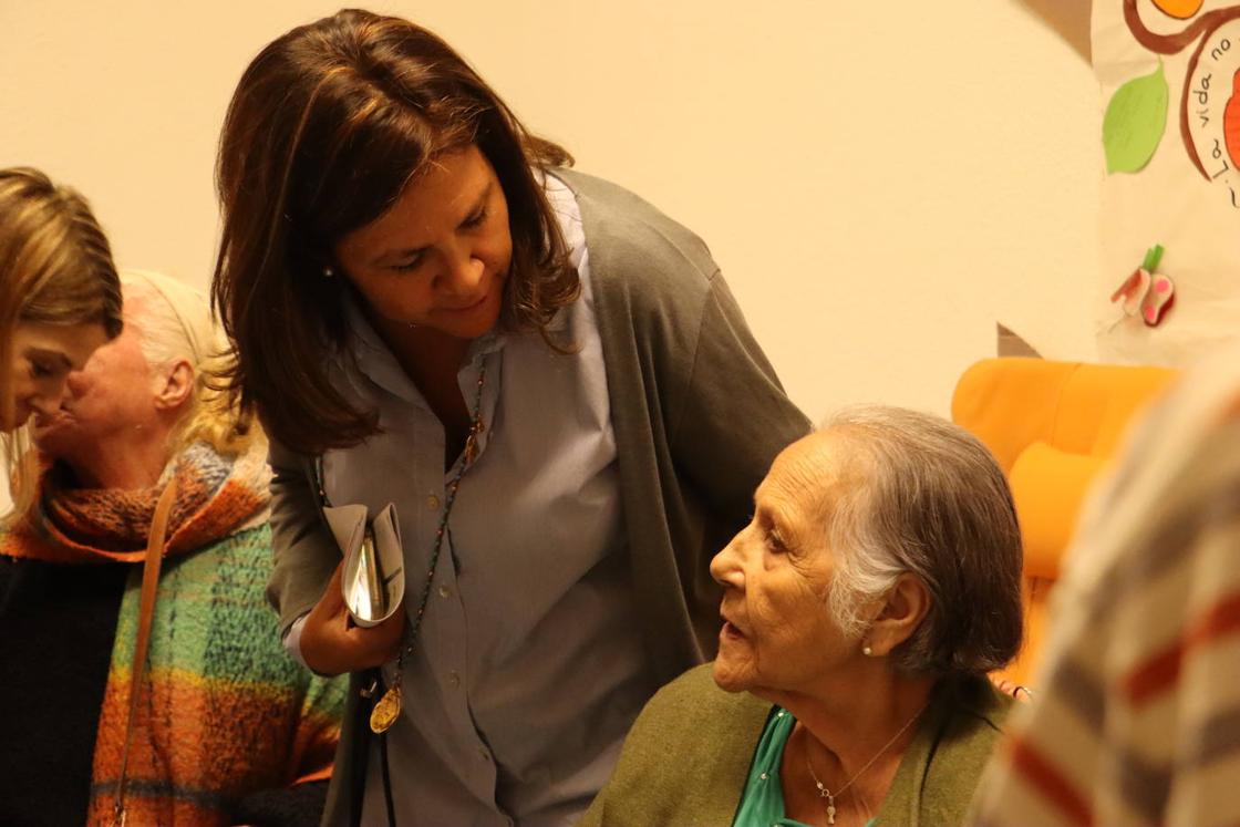 La responsable de enfermería de León con una residente de Armunia. 