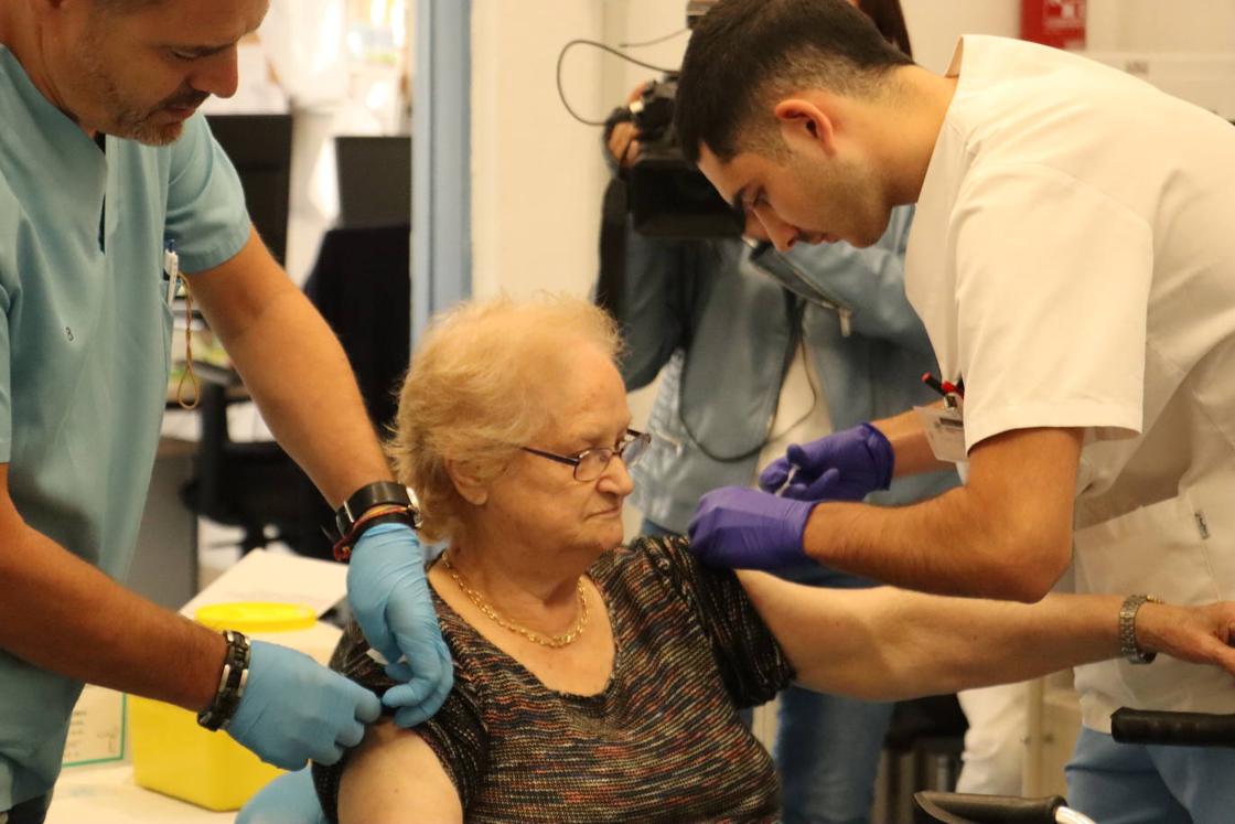 Una residente recibe las dos vacunas frente a la covid y la gripe.