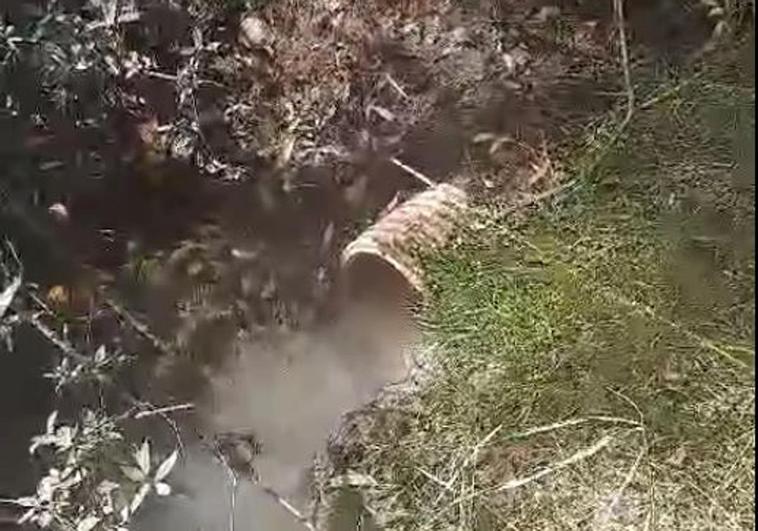 Imagen del tubo que vierte aguas contaminantes al río Bernesga.