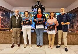Los hermanos Quiñones junto a la presidenta de Cáritas y la concejala de Cultura y Bienestar Social.