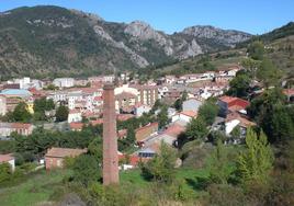 Chimenea de planta cuadrada de la tejera de la familia Pablos. Aún se yergue majestuosa como testigo del pasado industrial de la villa.