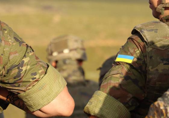 Dos militares ucranianos durante la jornada de formación en el campo de tiro del Teleno.