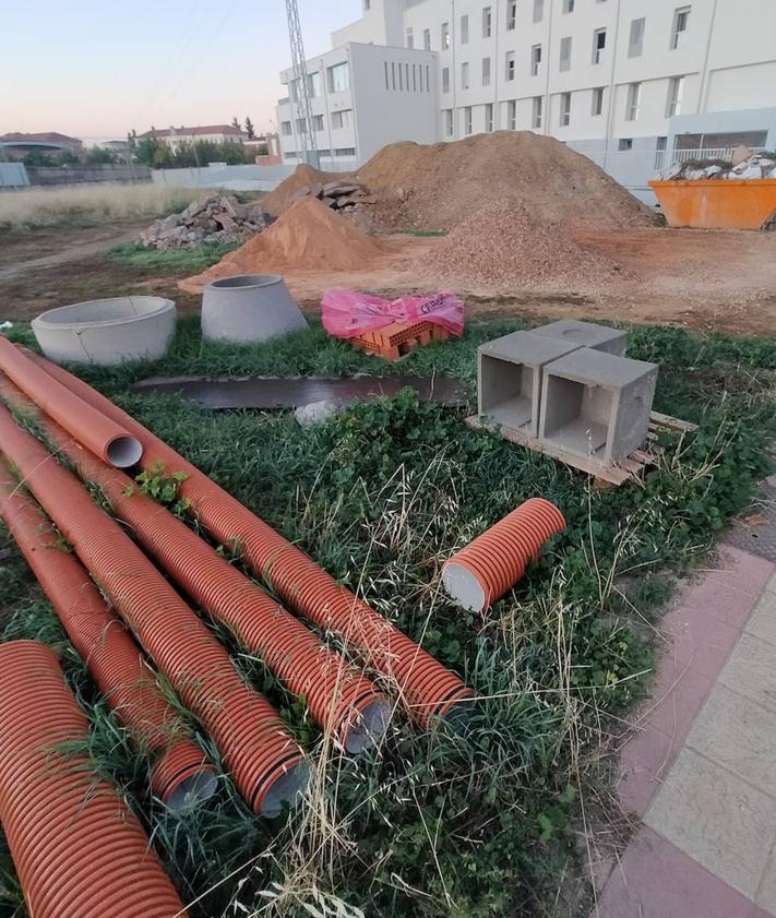 Imagen secundaria 2 - Denuncian el estado de la escombrera de la obra de Maristas Champagnat