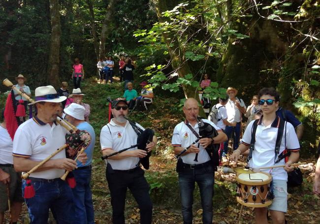 Gaiteros de Aires de Perales, en plena actuación, en medio del bosque de Os Grobos.