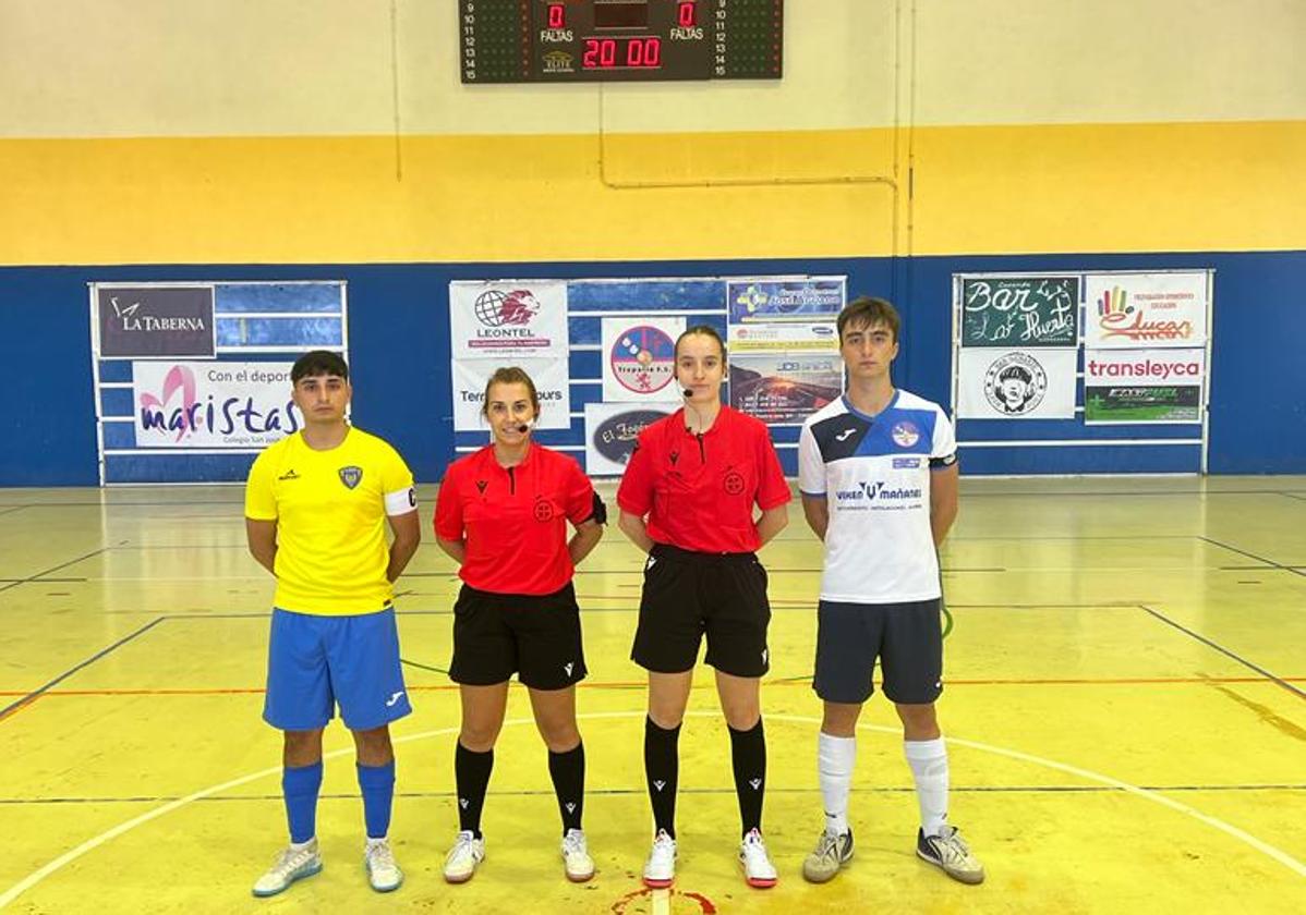 Los capitanes de cada equipo junto al equipo arbitral del encuentro.