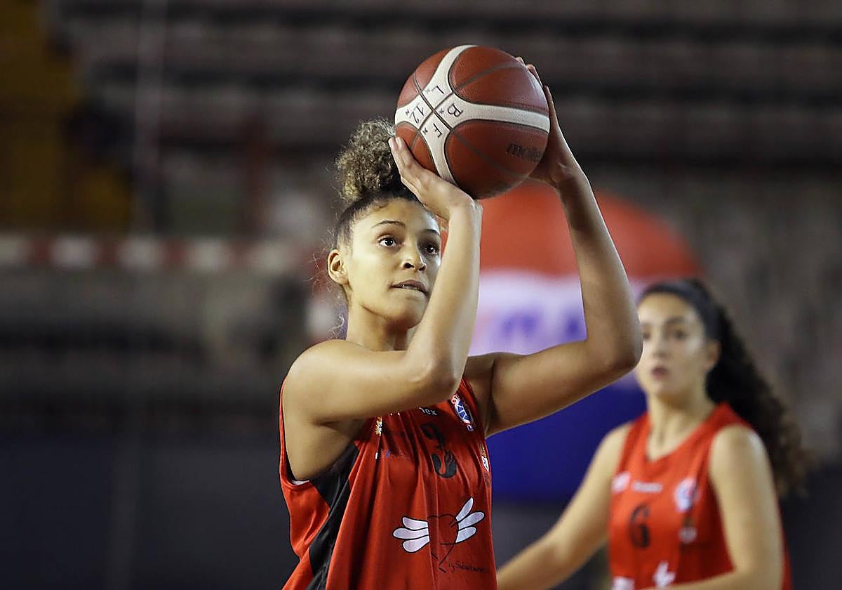 Cesarina Capellán, en un partido con el BF León.