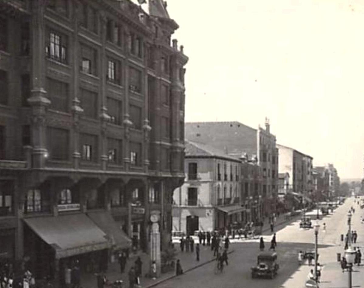 Avenida Ordoño II en la década de los XX.