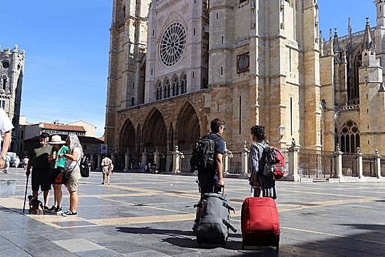Turistas con maletas frente a la Catedral de León.