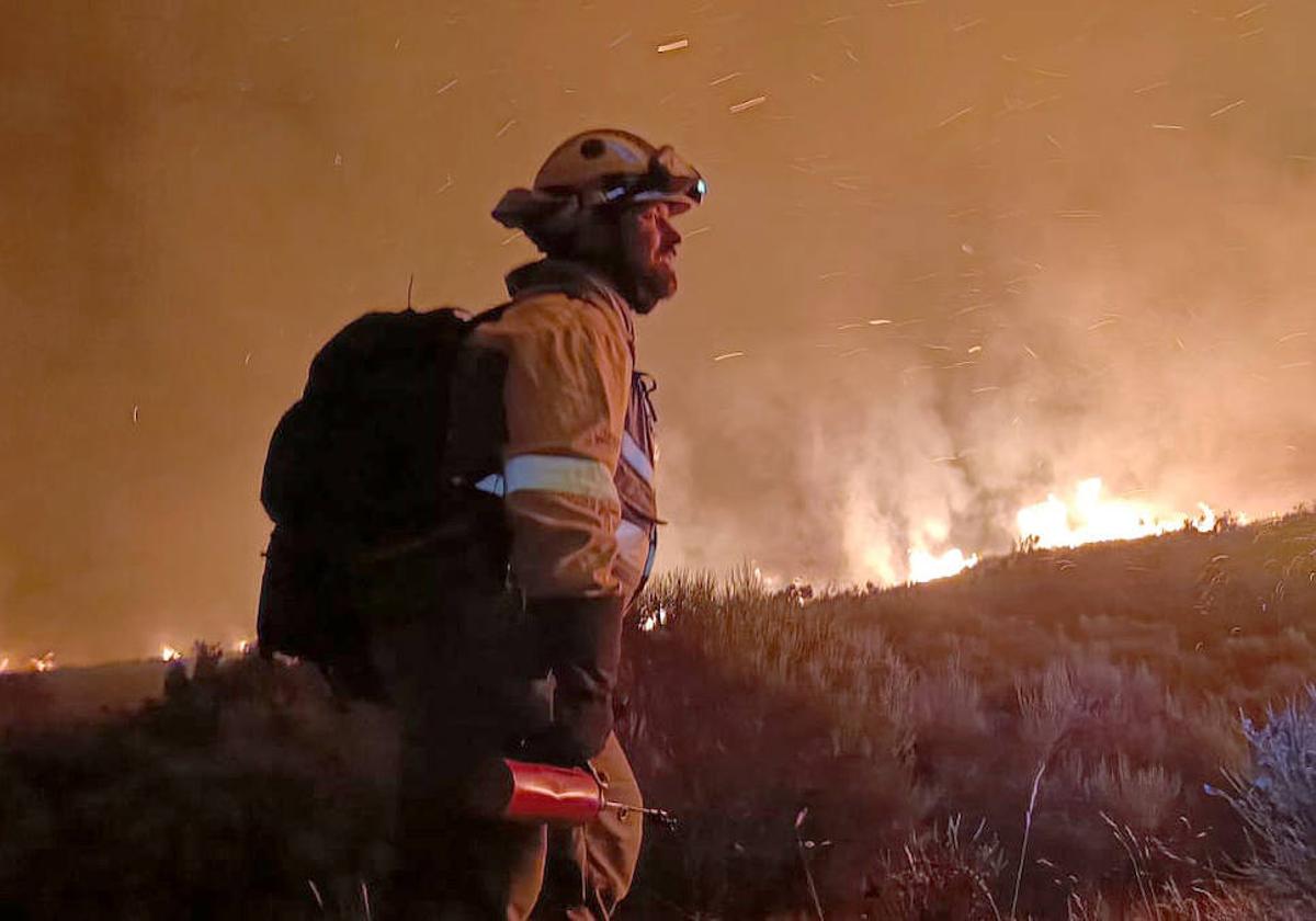 Actuación de bomberos forestales en un incendio en Boca de Huérgano.