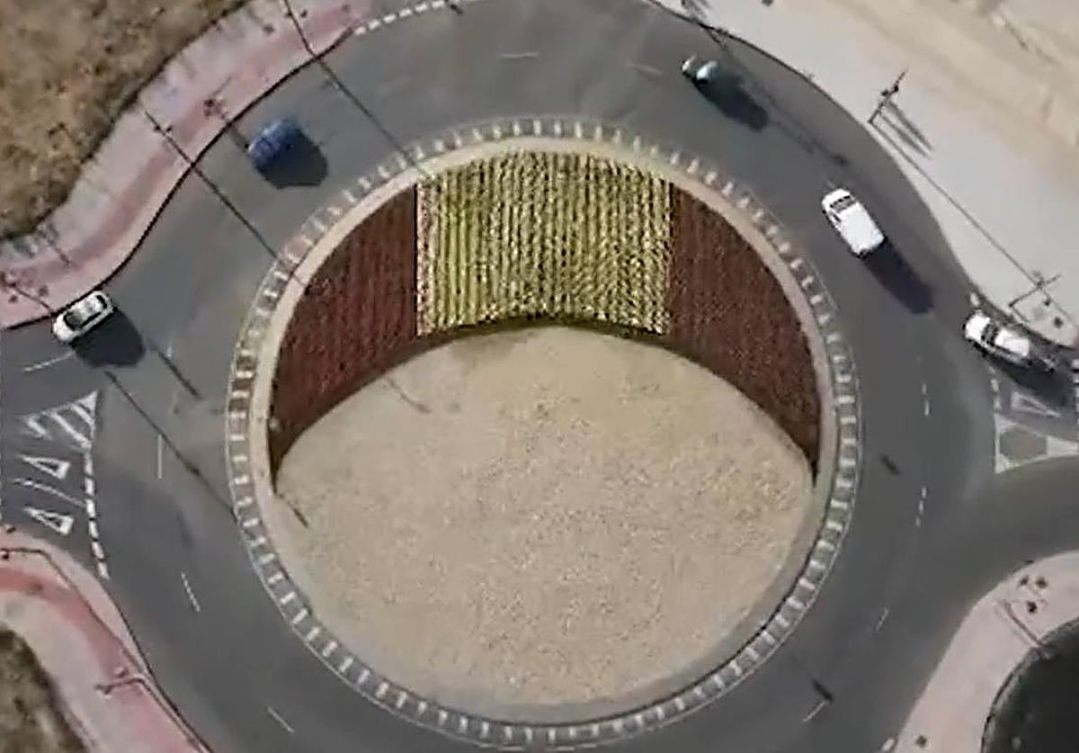 La rotonda del Palacio de Exposiciones con los colores de la bandera de España.