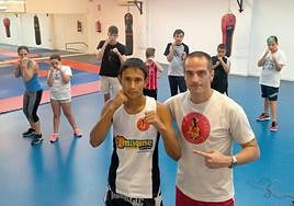 El joven boxeador junto a su entrenador.
