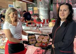 Maria del Carmen Villaroel y Laura Flores muestran su creación, la 'Cerdita Rellenita', en la carnicería Sedano.