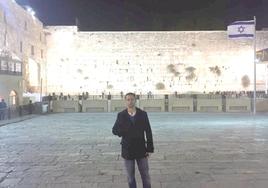 Santi Hurtado, leonés que trabaja en Israel, en una fotografía en el Muro de las Lamentaciones.