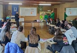 Grupo de trabajo en los cursos juveniles.