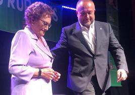 Celia García, de Igüeña, recibe el premio Tradición de manos del presidente Gerardo Álvarez Courel.