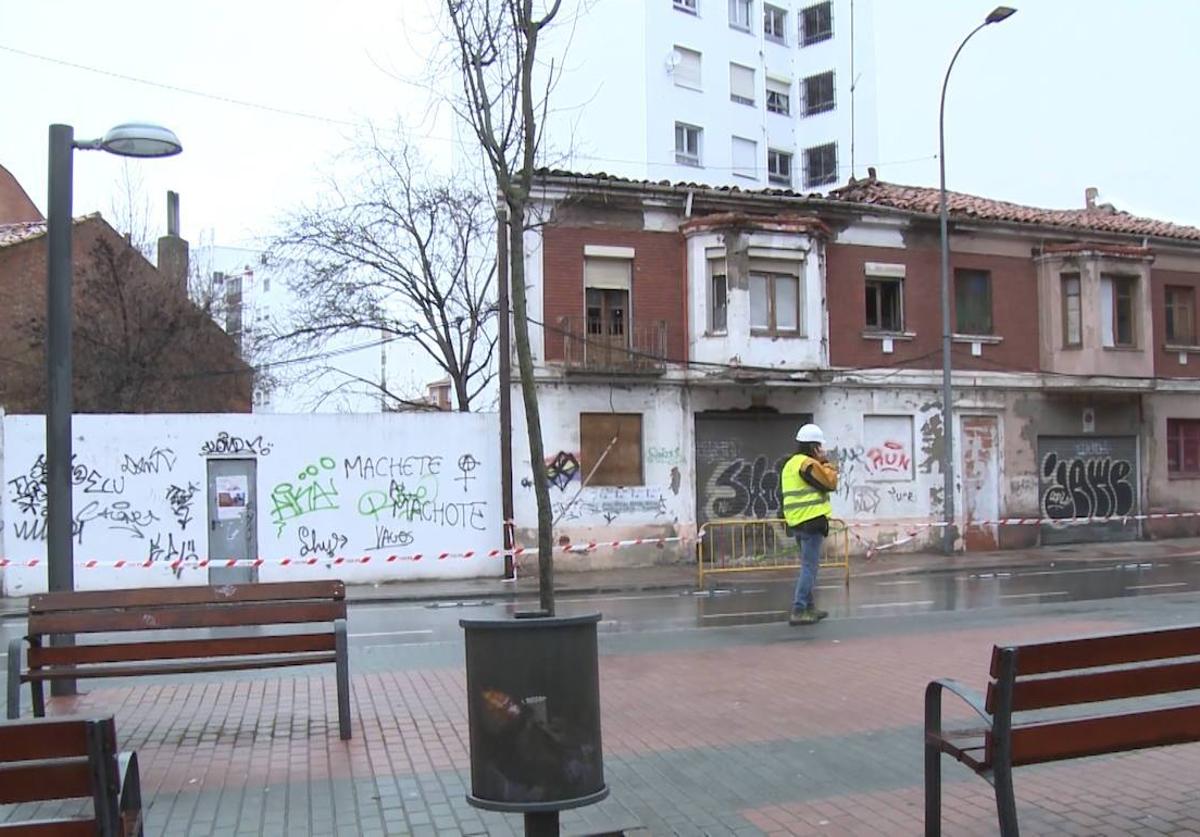 Imagen de archivo de la Plaza Padre Severino Ibáñez, justo antes del derrumbe del inmueble en ruinas.