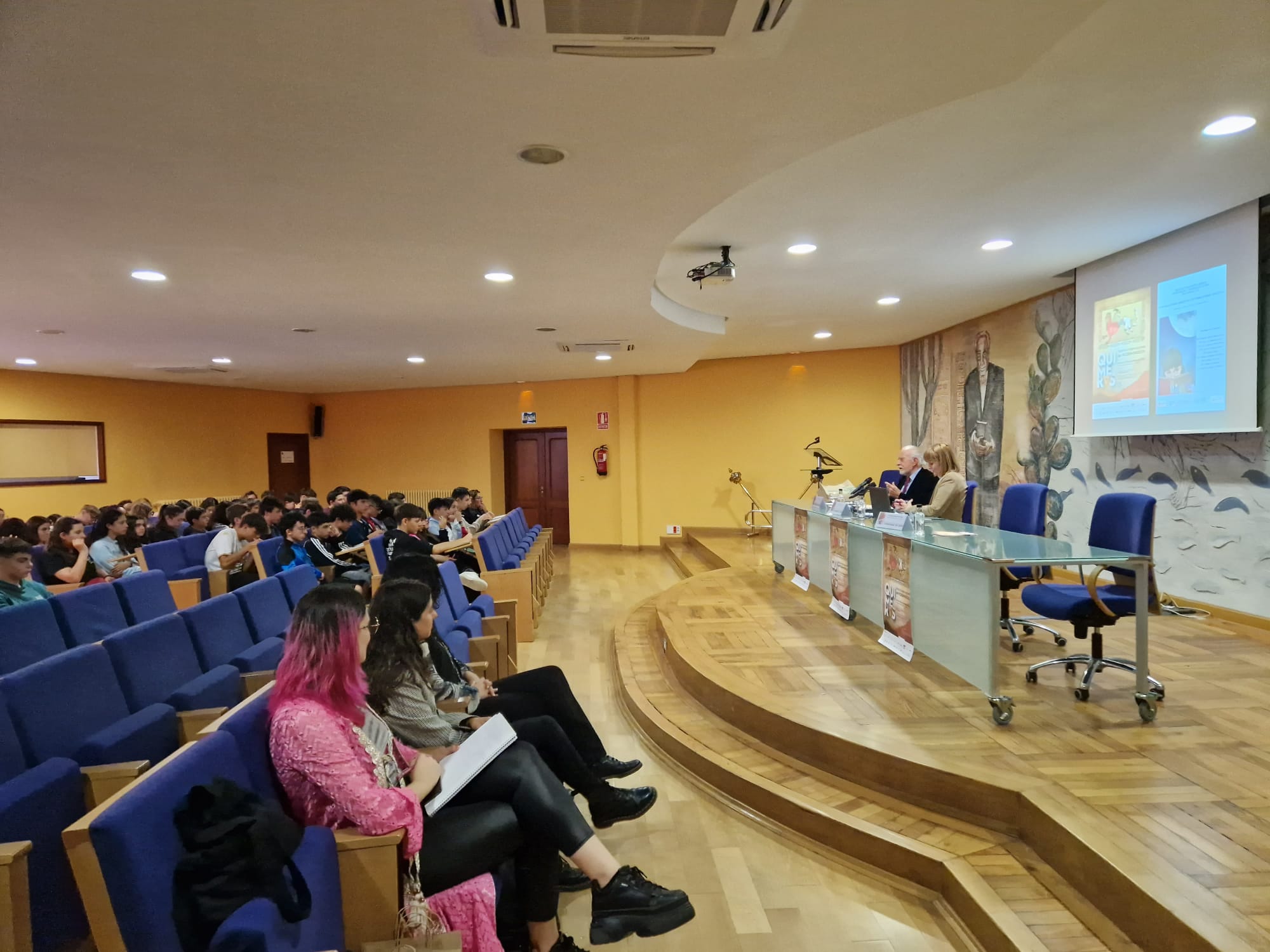 Encuentro entre José María Merino y estudiantes del IES Ordoño II