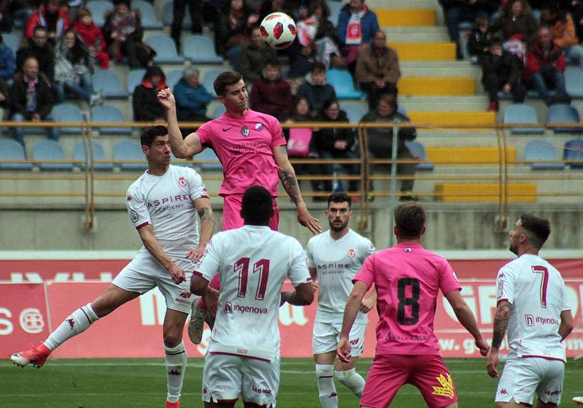 Yeray y Kaxe pugnan por un balón en el último derbi disputado, en 2019.