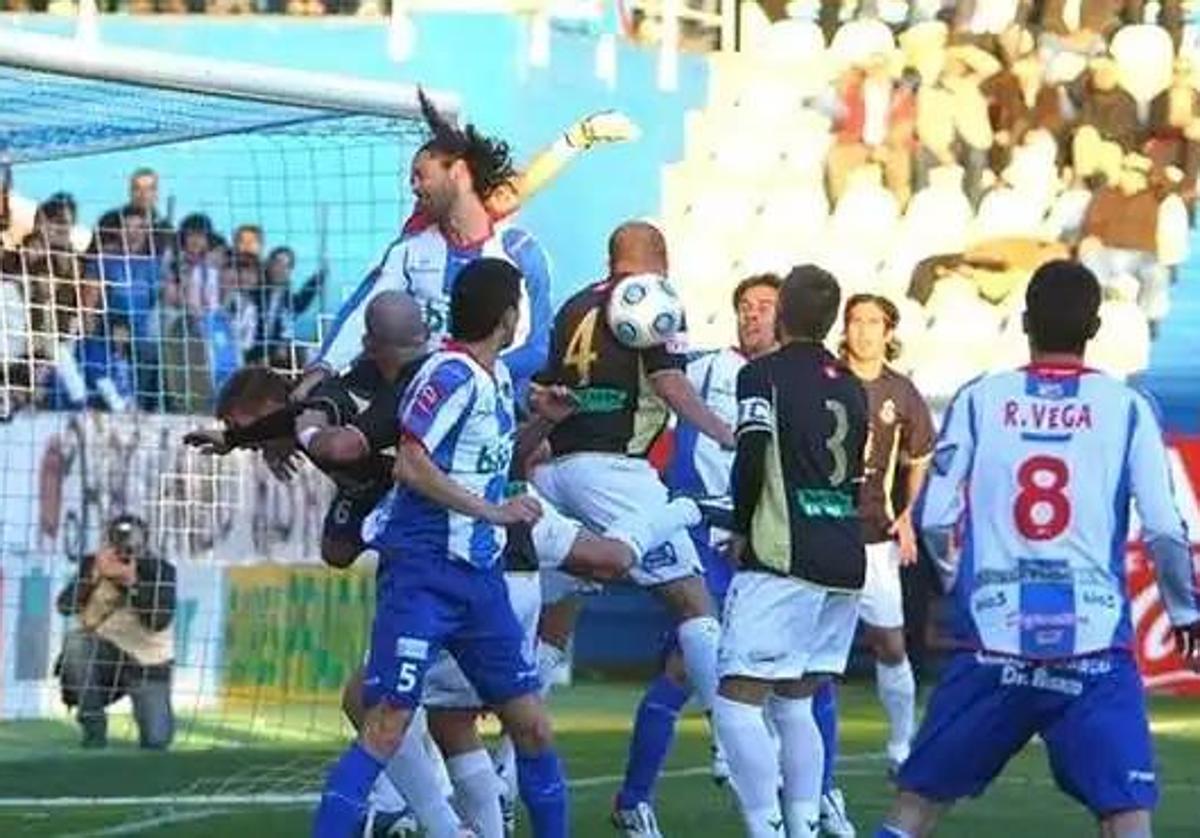 Un lance del derbi de 2009, el último que ganó la Deportiva.