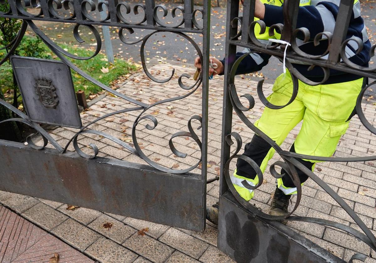 Un operario municipal cierra uno de los parques de la capital leonesa.