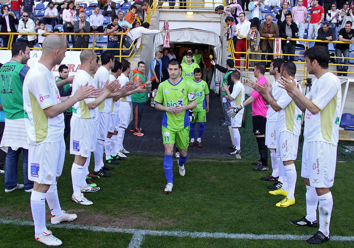 Los jugadores de la Cultural realizaron el pasillo a los jugadores de la Deportiva.